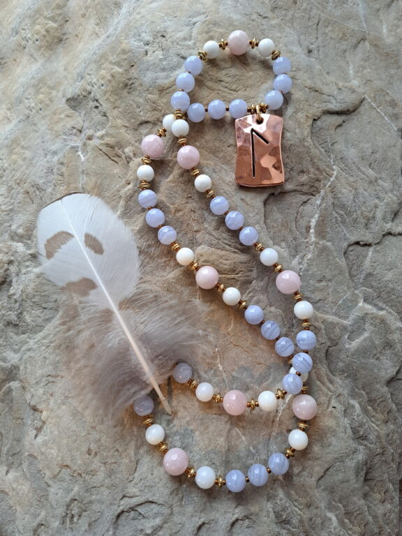 Rune-Laguz-Anhänger an Perlenkette mit Morganit, Modnstein und Chalcedon - Kupfeschmuck