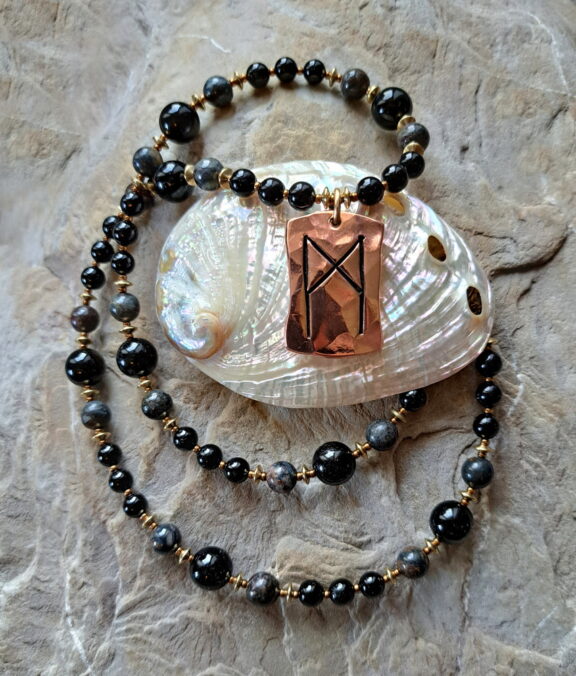 Rune Mannaz Anhänger aus Kupfer an Edelsteinkette aus Pietersit-, Turmalin-, Goldobsidianperlen - handgemacht