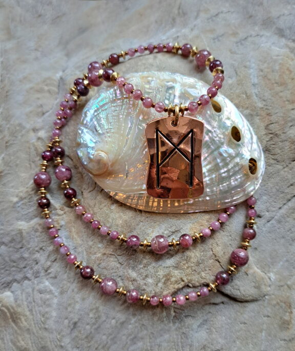 Rune Mannaz Kupderamulett verbunden mit einer pink Turmalin Edelstein-Perlenkette
