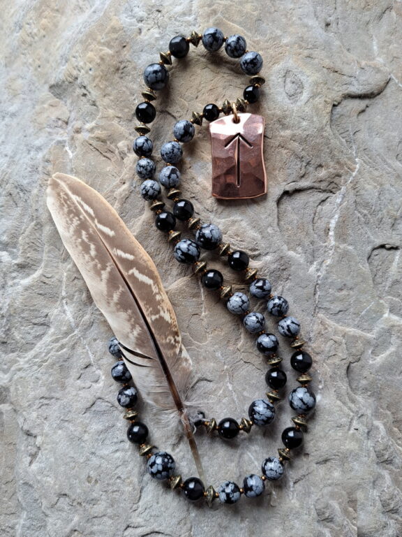 Rune-Tiwaz-Anhänger an Perlenkette aus Obsidian und Turmalin - edler Kupferschmuck