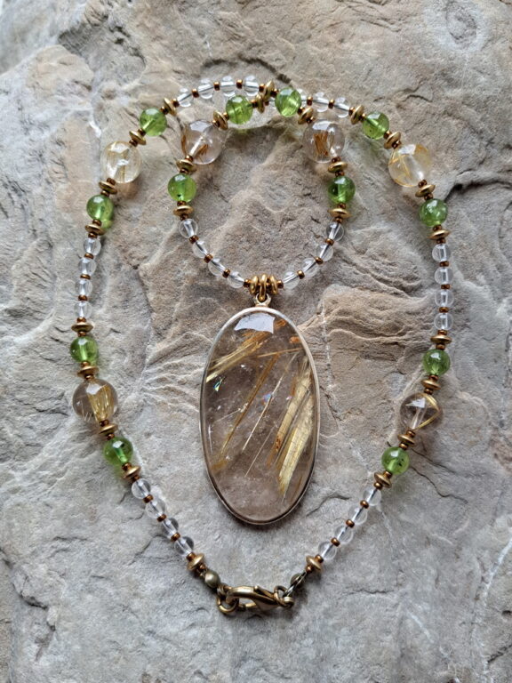 Rutilquarz Heilstein Anhänger an Edelsteinkette aus Peridot, Bergkristall Rutilquarz Perlen