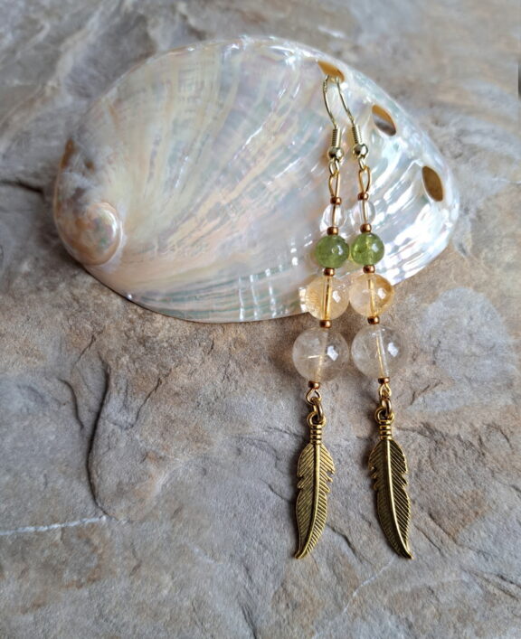 Rutilquarz - Peridot - Citrin - Bergkristall - Perlenohrringe mit goldener Feder