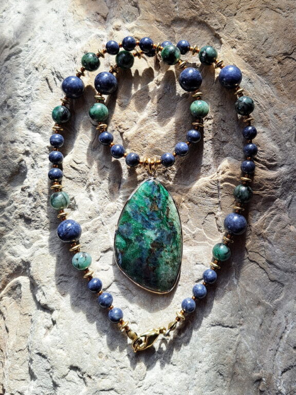 Saphir Fuchsit Edelstein Anhänger an Kette aus Saphir und Smaragd Heilstein Perlen
