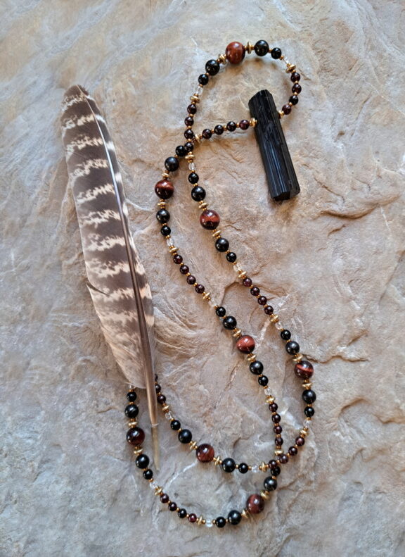 Schörl Anhänger an einer Perlenkette aus Tigerauge, Bergkristall, Schungut, Turmalin und Granat