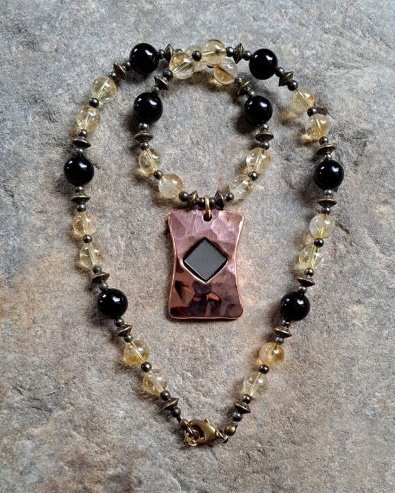Talisman-Symbol-Schmuck: Spiegelamulett aus Kupfer an Perlenkette - Schutz vor bösem Blick