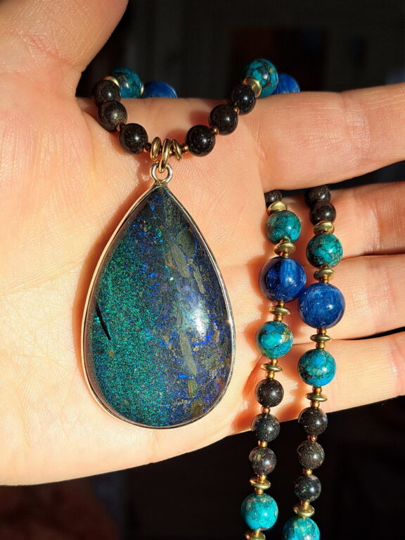 Boho-Schmuck als Heilsteinkette: Schwarz-Opal-Anhänger mit Edelsteinperlen - von Hand gefertigt