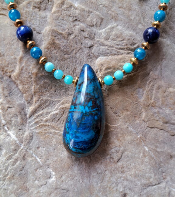 Handgemachtes Shattuckit-Amulett