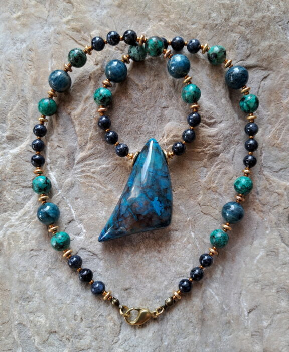 Shattuckit Anhänger an Heilsteinperlen Kette aus Türkis, Pietersit und Apatit