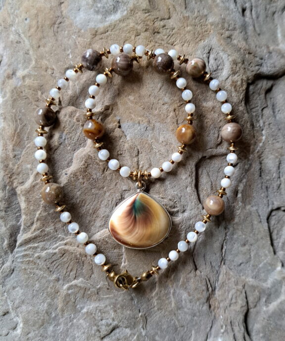 In Silber gefasster Shiva-Auge-Anhänger - Heilsteinschmuck mit Perlen aus versteinertem Holz und Perlmutt - besonderer Dirndlschmuck als Edelsteinkette