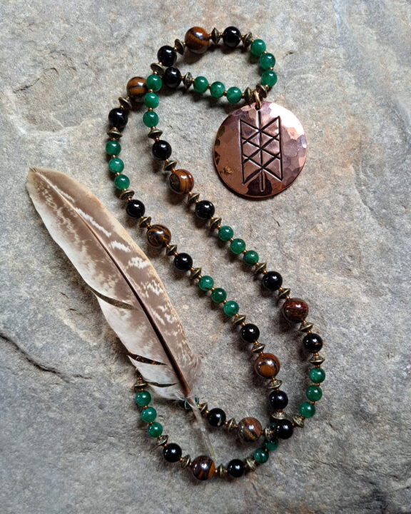 Skuld-Anhänger an Edelsteinkette aus Jade, Tigereisen und Turmalin - edler Kupferschmuck