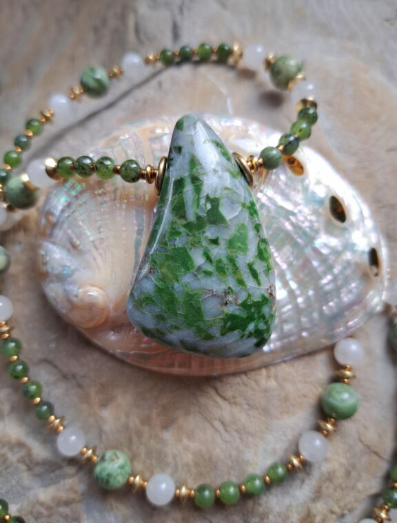 Handgeschliffener Smaragdit Anhänger