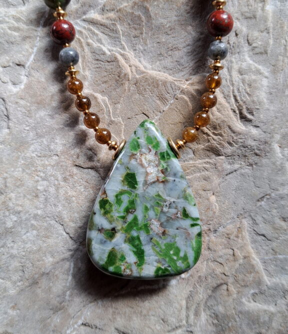 Smaragdit Edelstein von Hand geschliffen