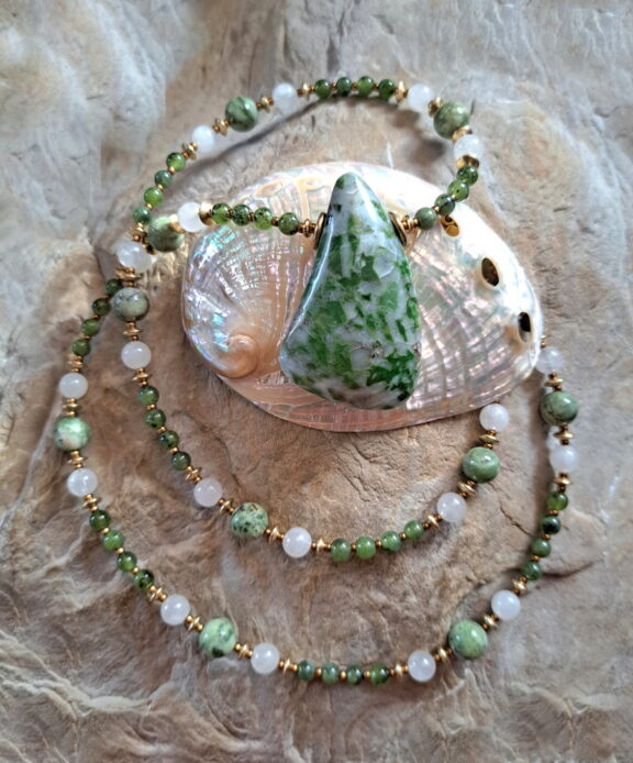 Smaragdit Amulett an Perlenkette aus Mondstein, Nephrit und grünem Opal