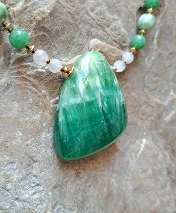 Handgeschliffenes Smithonit Amulett