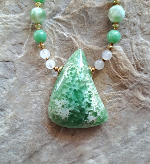 Handgeschliffenes Smithonit Amulett