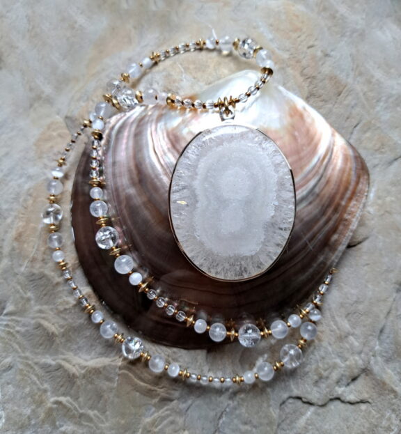 Solarquarz Edelstein Anhänger an einer Kette aus Bergkristall, Selenit und Regenbogenmonstein