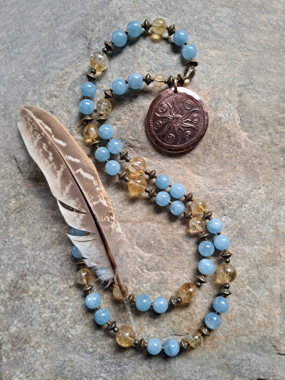 Sonnen-Anhänger aus Feinkupfer an einer Aquamarin-Citrinkette - edler Symbolschmuck