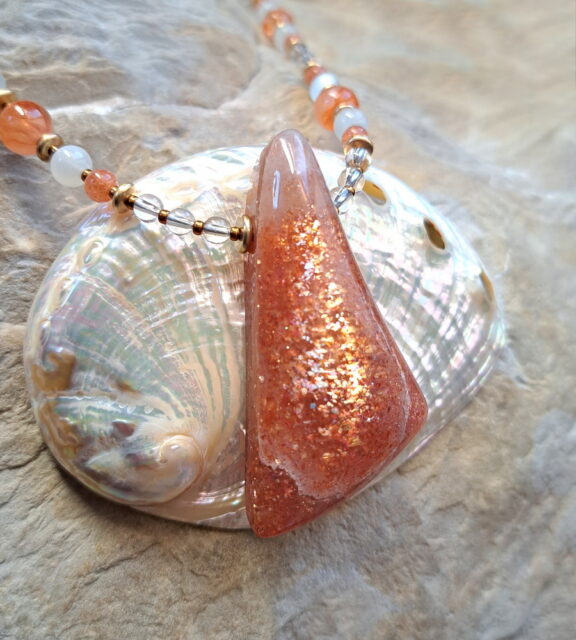 Handgeschliffenes Sonnenstein Amulett