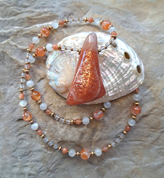 Handgeschliffenes Sonnensteinamulett an Perlenkette aus Mondstein, Sonnenstein und Bergkristall