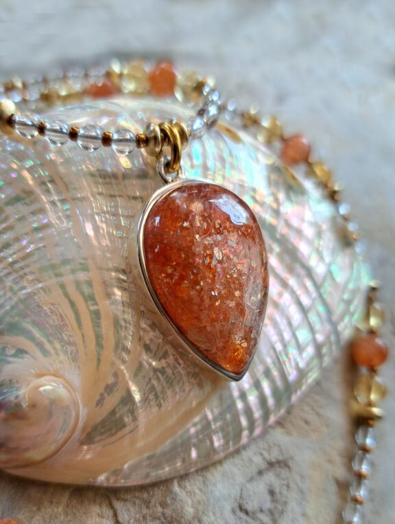 Sonnenstein Amulett in Silber gefasst