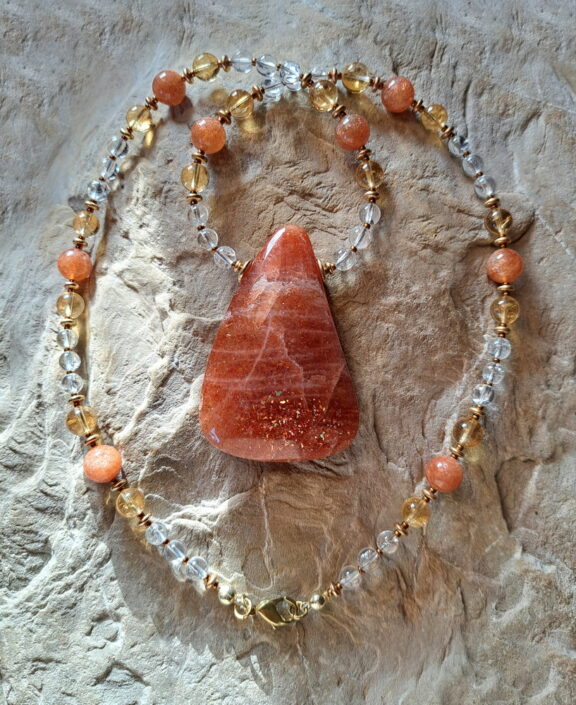 Handgeschliffenes Sonnenstein Amulett an Perlenkette aus Citrin , Bergkristall und Sonnenstein