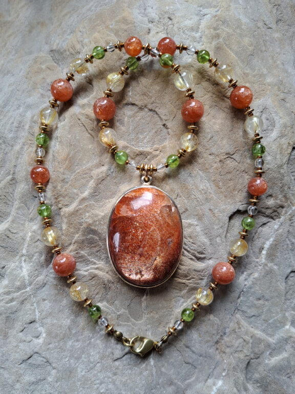 Sonnenstein Heilstein Anhänger an Kette aus Peridot, Rutilquarz und Bergkristall Perlen