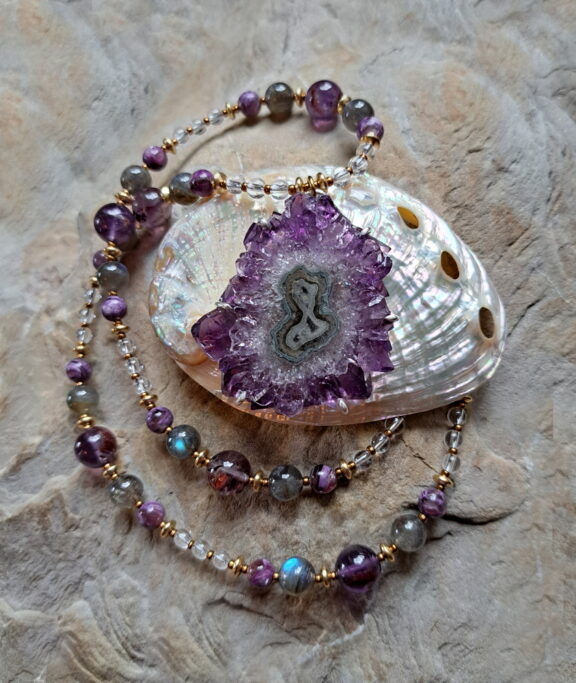 Amethyst Stalaktit Edelsteinanhänger an einer Kette aus Muskovit-, Labradorit-, Bergkristall und Phantomquarzperlen