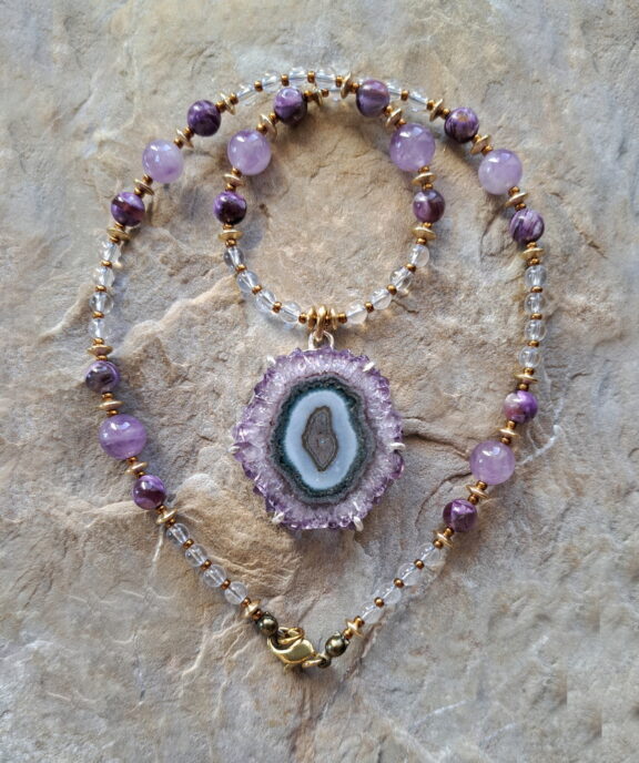 Stalaktit - Amethyst - Edelsteinanhänger an einer Perlenkette aus Bergkristall, Muskovit und Lavendelquarz