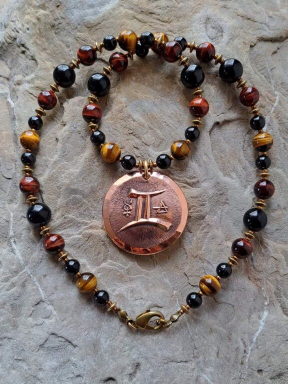 Sternzeichen-Anhänger an Heilsteinkette aus Tigerauge und Turmalin - edler Kupferschmuck