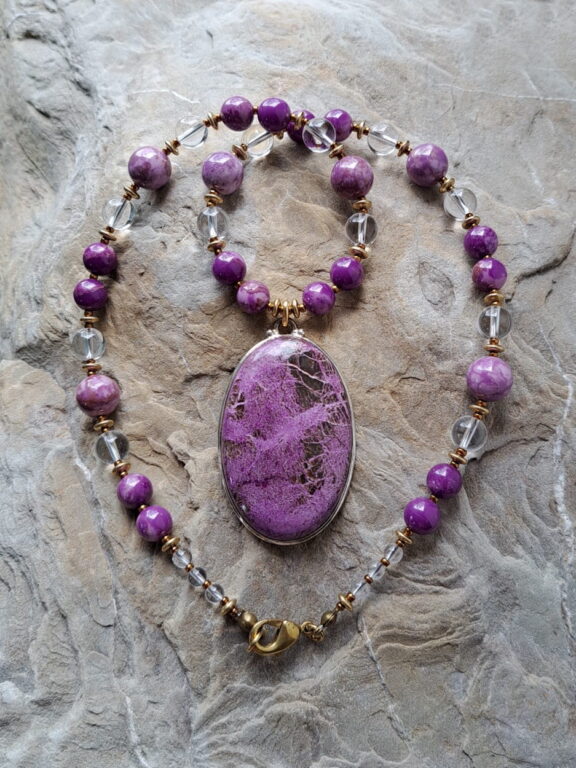 Stichtit-Anhänger an Perlenkette aus Phosphosiderit und Bergkristall - edler Brautschmuck