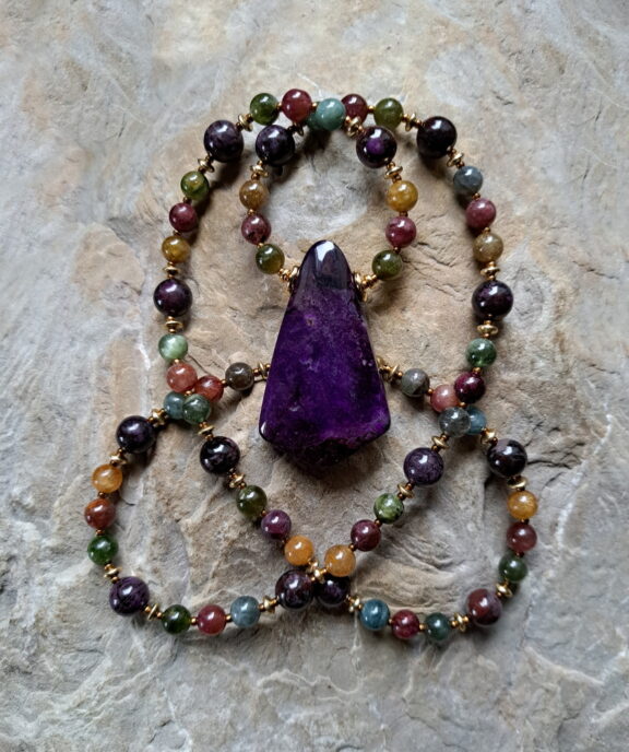 Hochwertiger Sugilith-Anhänger - handgefertigter Edelschmuck mit Heilsteinperlen aus buntem Turmalin - spiritueller Schmuck für Damen und Herren