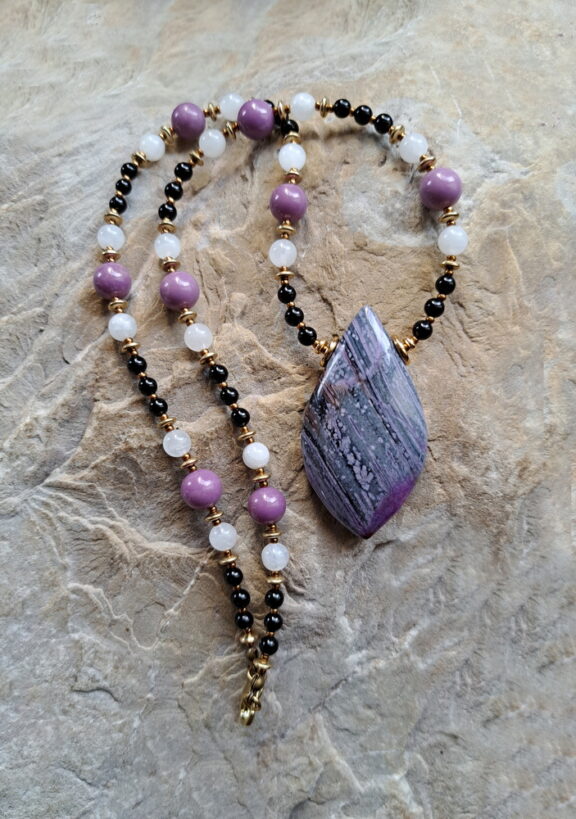 Sugilith Amulett Anhänger Edelsteinkette Heilsteinschmuck