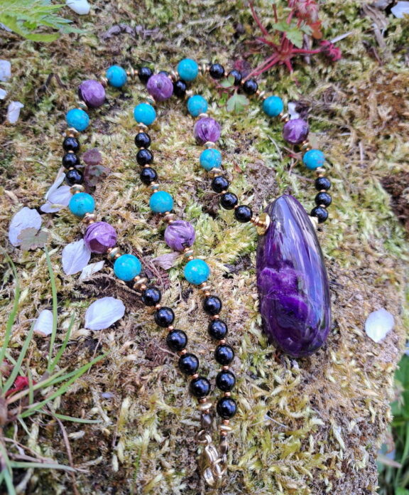 Sugilith-Anhänger an Edelstein-Perlen-Kette aus Türkis, Turmalin und Purple Muskovit