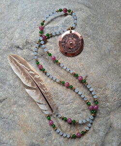 Sternzeichen-Kette aus Rubin, Diopsid und Aquamarin - edler Kupfeschmuck als Halskette