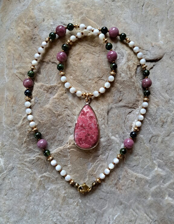 Thulit Amulett Anhänger Edelsteinkette Heilsteinschmuck