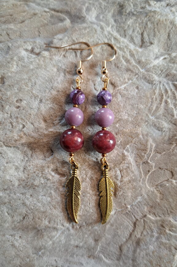Feder-Ohrringe aus Sterling-Silber mit Perlen aus Lilanem Muskovit, Phosphosiderit und Thulit - energetischer Ohrschmuck