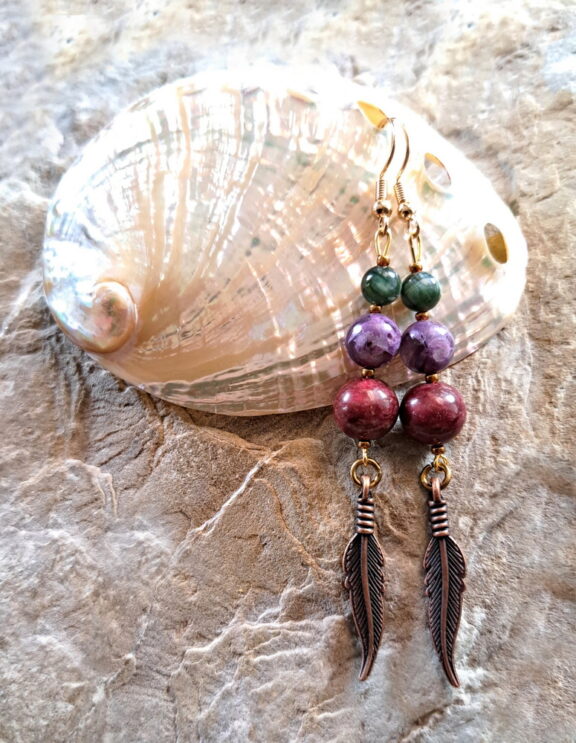 Edelstein-Ohrringe aus Thulit, purple Muskovit und Seraphinit - Sterling-Silber mit Federanhänger