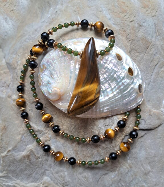 Tigerauge Anhänger an Perlenkette aus grüne Jade, Hypersthen und goldenes Tigerauge