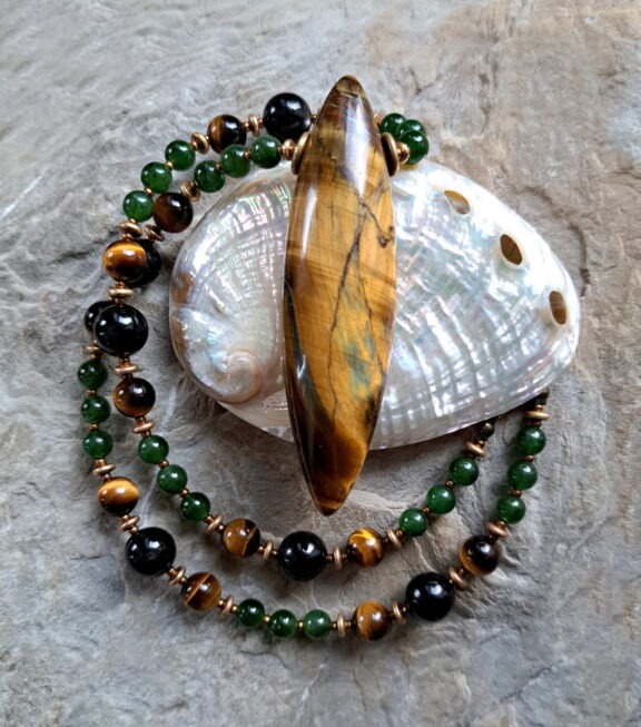 Tigerauge Amulett an Natursteinperlenkette aus Tigerauge, grüne Jade und Hypersthen