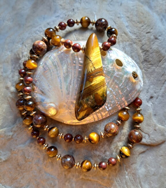 Tigeraugeamulett an Heilsteinperlenkette aus Tigereisen, Pietersit und Tigerauge
