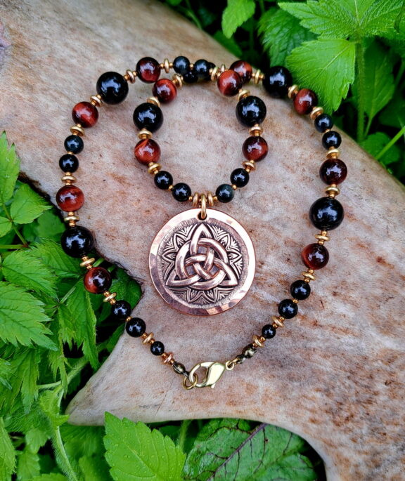 Triquetra Kupferamulett an einer Heilsteinperlenkette aus rotem Tigerauge, Turmalin und Regenbogenobsidian