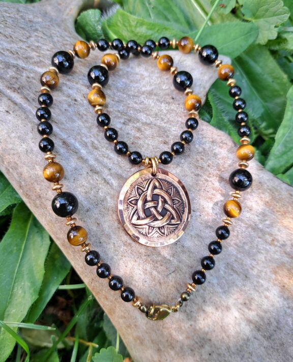 Triquetra Schutzsymbol verbunden mit Heilsteine aus Tigerauge und Turmalin