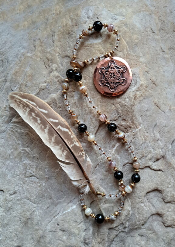 Erzengel-Metatron-Anhänger aus Feinkupfer - handgefertigter Symbolschmuck mit Edelsteinperlen aus Bergkristall, Achat und schwarzem Turmalin - Schmuck für Yoga, Reiki & Meditation