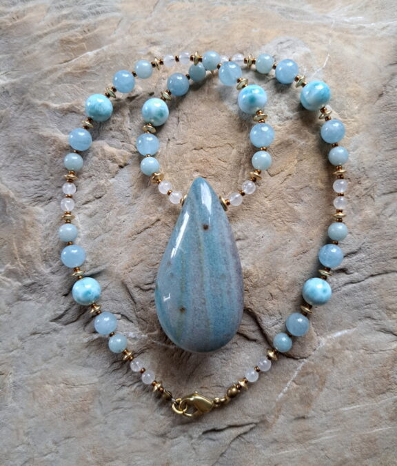 Trolleit Edelsteinanhänger an einer Kette aus Larimar, Aquamarin und Mondstein