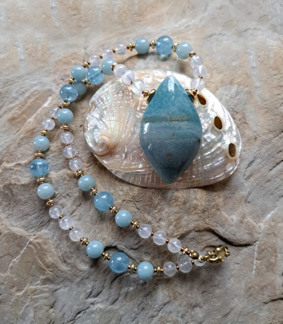 Trolleit Edelsteinanhänger an einer Perlenkette aus Aquamarin, Trolleit und Mondstein - Naturschmuck handgemacht