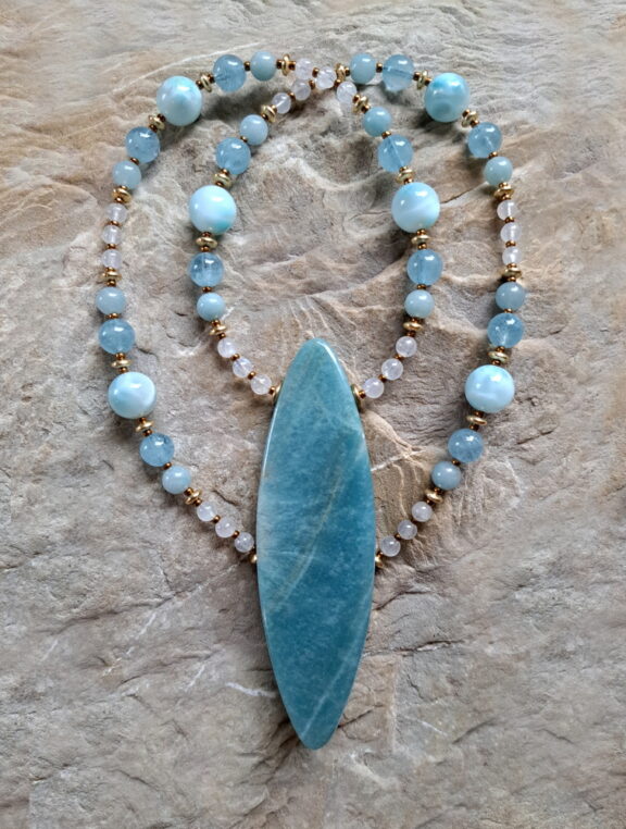 Trolleit Edelsteinanhänger an einer Heilsteinkette aus Larimar-, Monstein-, Aquamarin-, und Trolleitperlen