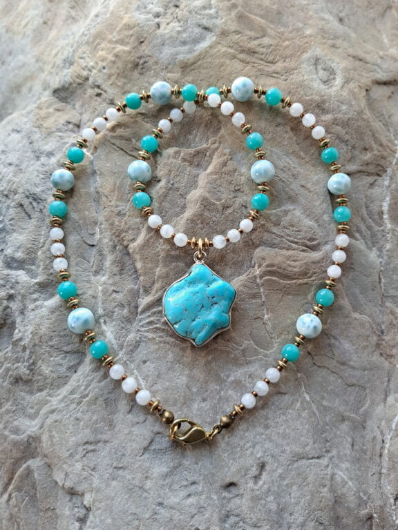 Türkis Anhänger an Edelsteinkette aus Mondstein, Amazonit und Larimar Perlen