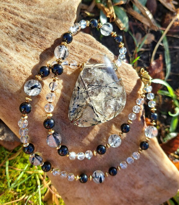 Turmalin in Quarz Edelstein Anhänger an Perlenkette aus Turmalin und Bergkristall - Naturschmuck