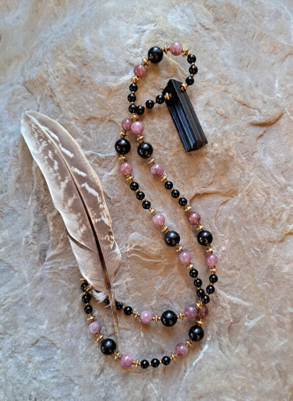 Turmalin Anhänger an einer Perlenkette aus Schungit, Rubellit und Turmalin