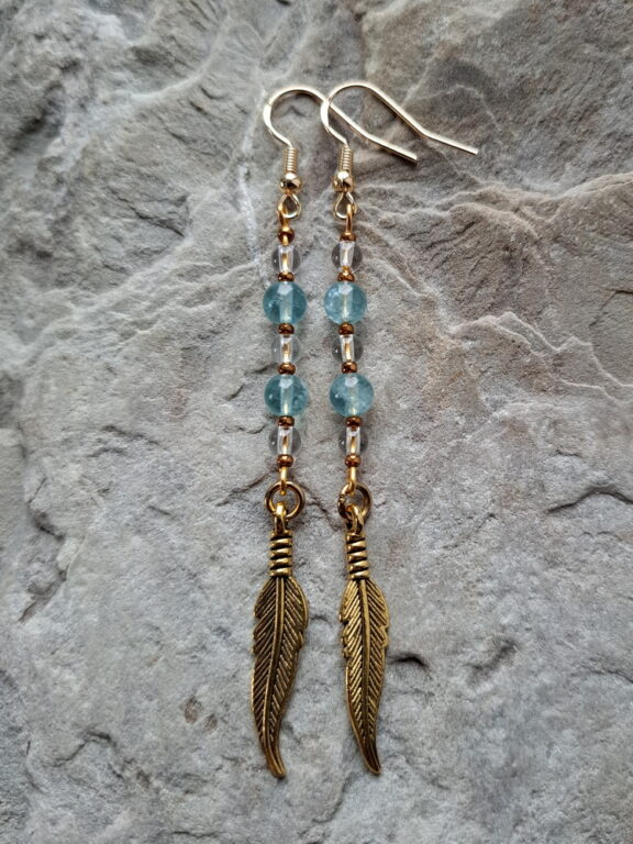 Ohrschmuck aus Aquamarin und Bergkristall - getragen von Sterling-Silber
